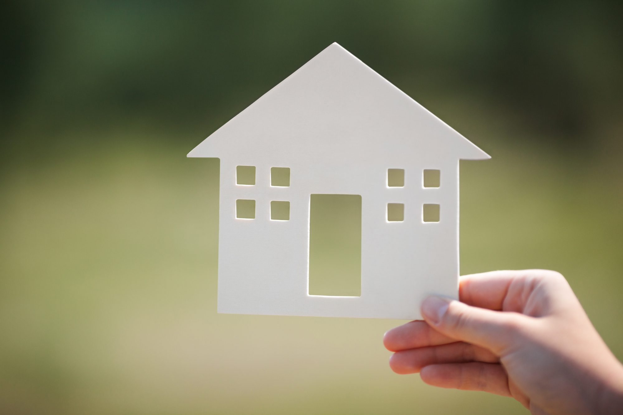 5hand-holding-house-model-outdoor-SBI-300939677